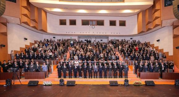 국립순천대학교가 14일 학내 70주년기념관 우석홀에서 내외빈 1000여명이 참석한 가운데 ‘개교 90주년 기념식’을 성황리에 개최했다.