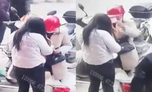 중국 장시성 푸저우시에 사는 여성 쉬모(사진 속 긴 머리)씨가 시장에서 상인에게 위조지폐를 건네는 모습. 쉬 씨는 큰 단위의 정상 지폐를 건네받은 상인이 위조지폐가 아님을 확인하면 이를 돌려받고 작은 단위의 위조지폐를 넘기는 방식으로 사기 행각을 벌였다. 자료 : 중국중앙(CC)TV 보도화면 캡쳐.