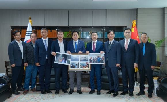 오영훈 제주도지사가 14일 주제주중국총영사관을 방문해 첸 지안쥔(陈建军) 중국총영사를 통해 중국정부 및 중국해경에 동중국해에서 침수 중이던 제주어선 구조에 감사의 뜻을 전하고 기념촬영을 하고 있다. 제주도 제공