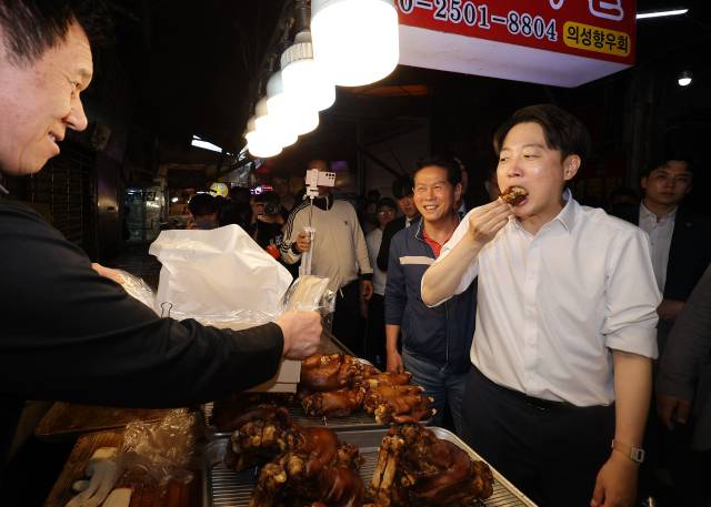 이준석 개혁신당 대선 후보가 13일 대구 칠성시장에서 상인이 준 족발을 먹고 있다. 연합뉴스