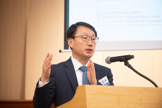 구현모 KAIST 겸임교수(전 KT 대표)가 14일 서울 영등포구 국회도서관에서 한국공학한림원과 국회미래연구원 공동 개최로 열린 정책토론회에 연사로 참석해 정부에게 필요한 AI 정책을 제언하고 있다. 사진 제공=한국공학한림원