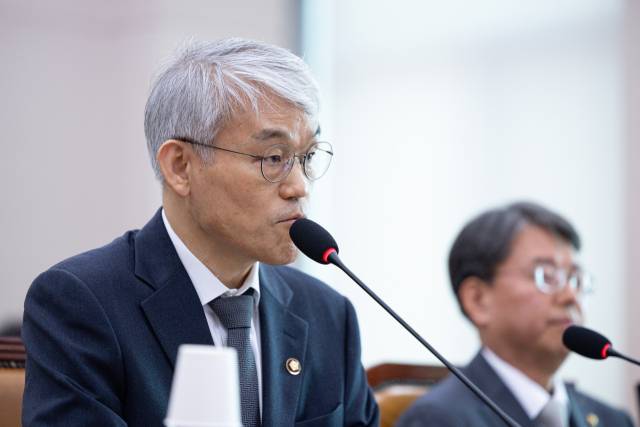 천대엽 법원행정처 처장이 14일 오전 서울 여의도 국회에서 열린 법제사법위원회 전체회의에서 의원 질문에 답변하고 있다. 뉴스1