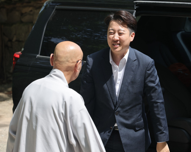 이준석 개혁신당 대선 후보가 14일 부산 금정구 범어사 안양암에 도착해 인사를 하고 있다. 연합뉴스
