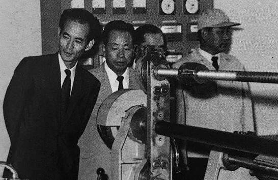 삼양식품 서울 공장을 방문한 오쿠이 기요즈미(奥井清澄) 묘조식품 창업주(왼쪽 첫 번째)와 전중윤 삼양식품 창업주(왼쪽 두 번째). 삼양식품