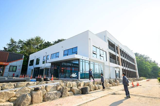 보물섬남해FC 클럽하우스가 이번 달 완공을 앞두고 막바지 공사가 한창이다. ⓒ남해군