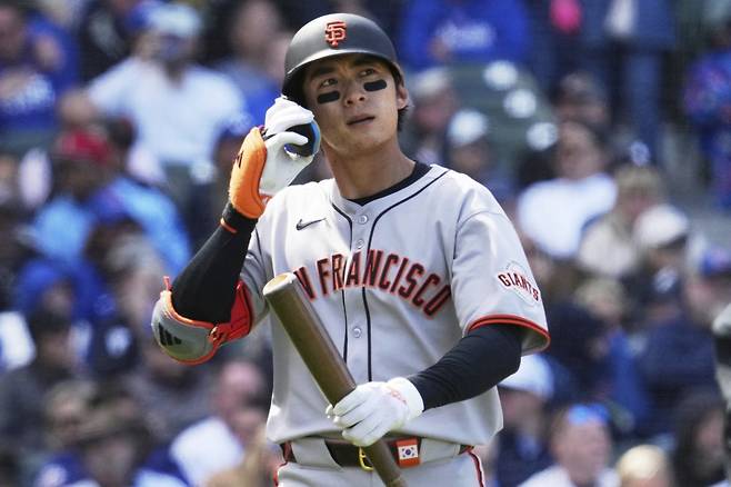 샌프란시스코 이정후가 8일(한국시간) 리글리필드에서 열린 컵스와 원정경기 도중 삼진을 당한 뒤 덕아웃으로 들어가고 있다. 시카고(미 일리노이주)｜AP뉴시스