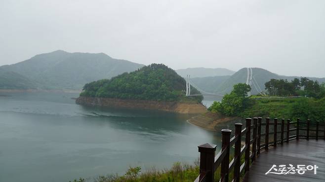 영주댐 건설로 만들어진 인공호수인 영주호에 조성한 용마루 공원. 산책로와 정자, 옛 기차역인 평은역, 기념비 광장 등이 있다  영주｜김재범 기자 oldfield@donga.com