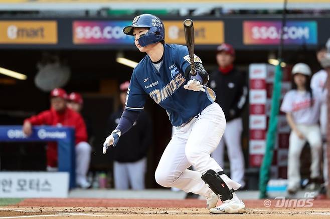 NC 박건우가 14일 인천SSG랜더스필드에서 열린 SSG와 원정경기 3회초 1타점 우전 적시타를 치고 있다. NC는 박건우의 활약에 힘입어 SSG를 제압하고 승률 5할 회복의 희망을 한층 키웠다. 사진제공｜NC 다이노스