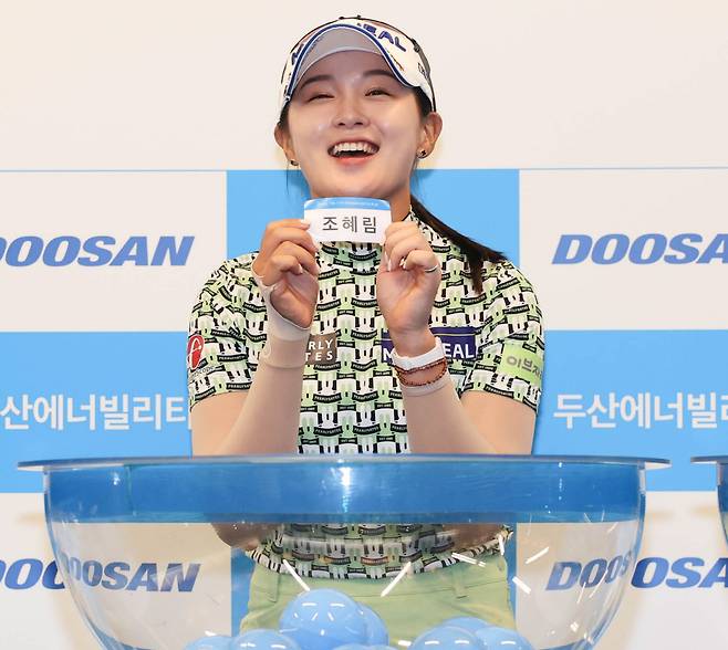 박현경이 13일 강원도 춘천 라데나 골프장에서 열린 제17회 두산 매치플레이 조추첨식에서 절친 조혜림을 뽑은 뒤 난감한 표정으로 웃고 있다. KLPGA 제공