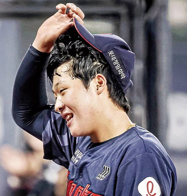 지난 11일 KT와의 더블헤더 2차전에서 선발 등판한 롯데 이민석이 미소짓고 있다. 롯데 자이언츠 제공