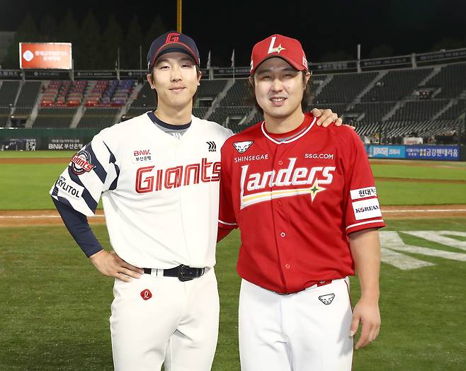 SSG 최정(오른쪽)과 롯데 최항. SSG 랜더스 제공