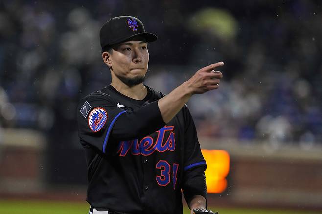 뉴욕 메츠 센가 고다이가 14일 피츠버그전에서 5회초를 무실점으로 막은 뒤 손짓하고 있다. AP연합뉴스