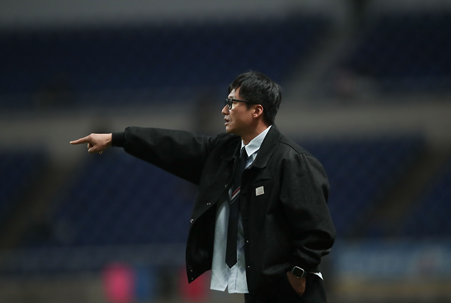 광주 이정효 감독이 11일 전북전에서 작전을 지시하고 있다. 프로축구연맹 제공