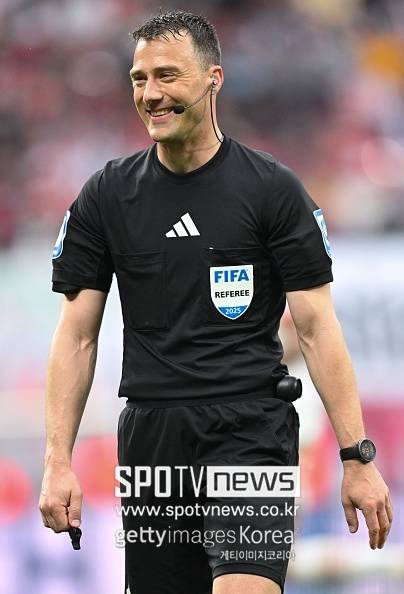 UEFA는 "츠바이어 주심은 2012년부터 국제 무대 심판으로 활동했다. 그는 올 시즌 파리 생제르맹과 아스날의 챔피언스리그 준결승전을 포함해 챔피언스리그 7경기, 유로파리그 2경기, 유로파컨퍼런스리그 1경기를 맡았다. 츠바이어 주심이 UEFA 대회 결승전 주심을 책임지는 건 이번이 두 번째다. 2023년 크로아티아와 스페인의 UEFA 네이션스리그 결승전을 주관했다"라고 알렸다. 하지만 승부조작 혐의로 벌금을 받은 전례가 있다