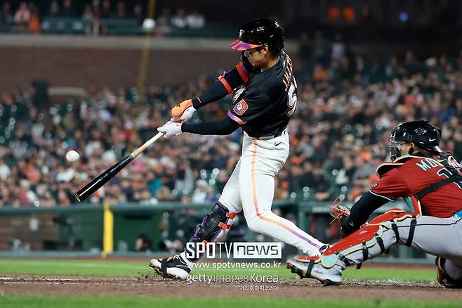 타격하는 이정후.