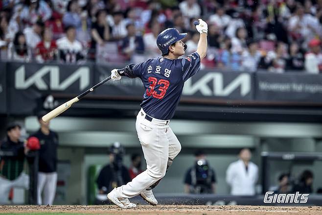 ▲ 뒤늦게 시즌 첫 홈런을 터뜨리며 쐐기점을 장식한 손호영 ⓒ롯데자이언츠