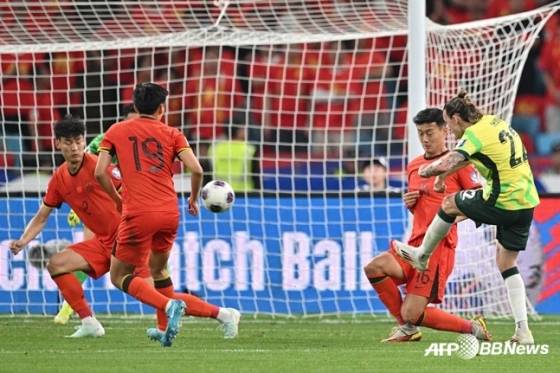 벨루필레이가  지난 3월 25일(한국시간) 중국 항저우의 항저우 올림픽 스포츠 센터에서 열린 중국 대 호주의 '2026 국제축구연맹(FIFA) 북중미 월드컵 아시아 지역 3차 예선 조별리그' C조 8차전에서 슈팅을 시도하고 있다. /AFPBBNews=뉴스1