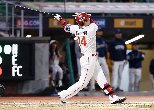 6회말 통산 500번째 홈런을 날리고 있는 최정. /사진=SSG 랜더스 제공