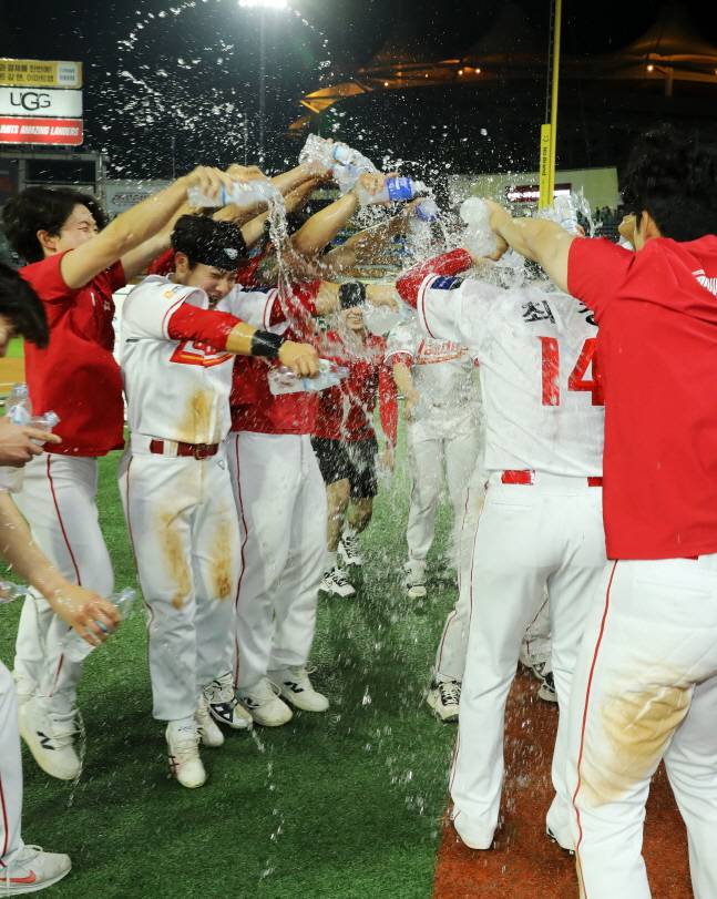 최정(오른쪽에서 2번째)이 동료들로부터 격한 물 벼락 축하를 받고 있다. /사진=SSG 랜더스 제공