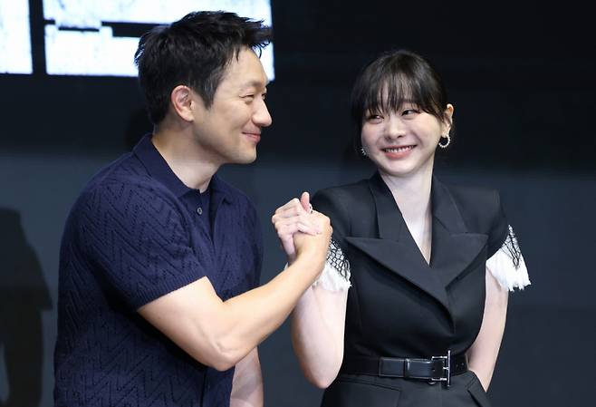 (서울=뉴스1) 권현진 기자 = 배우 손석구와 김다미(오른쪽)가 14일 서울 종로구 JW 메리어트 동대문 스퀘어 서울에서 열린 디즈니+ 오리지널 시리즈 '나인 퍼즐' 제작발표회에서 포즈를 취하고 있다.  '나인 퍼즐'은 10년 전, 미결 사건의 유일한 목격자이자 현직 프로파일러인 '이나'(김다미 분)와 그를 끝까지 용의자로 의심하는 강력팀 형사 '한샘'(손석구 분)이 의문의 퍼즐 조각과 함께 다시 시작된 연쇄살인 사건의 비밀을 파헤치는 추리 스릴러다. 2025.5.14/뉴스1  Copyright (C) 뉴스1. All rights reserved. 무단 전재 및 재배포,  AI학습 이용 금지. /사진=(서울=뉴스1) 권현진 기자