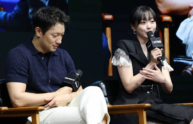 (서울=뉴스1) 권현진 기자 = 배우 김다미(오른쪽)가 14일 서울 종로구 JW 메리어트 동대문 스퀘어 서울에서 열린 디즈니+ 오리지널 시리즈 '나인 퍼즐' 제작발표회에서 손석구와의 호흡에 대해 이야기 하고 있다.  '나인 퍼즐'은 10년 전, 미결 사건의 유일한 목격자이자 현직 프로파일러인 '이나'(김다미 분)와 그를 끝까지 용의자로 의심하는 강력팀 형사 '한샘'(손석구 분)이 의문의 퍼즐 조각과 함께 다시 시작된 연쇄살인 사건의 비밀을 파헤치는 추리 스릴러다. 2025.5.14/뉴스1  Copyright (C) 뉴스1. All rights reserved. 무단 전재 및 재배포,  AI학습 이용 금지. /사진=(서울=뉴스1) 권현진 기자