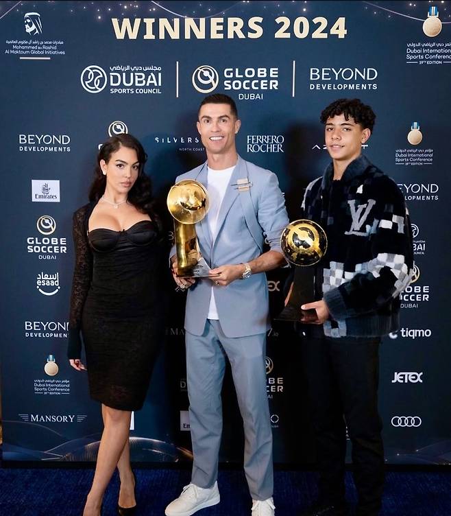 크리스티아누 호날두 주니어(오른쪽)와 크리스티아누 호날두(가운데).  /사진=크리스티아누 호날두 개인 사회관계망서비스(SNS)