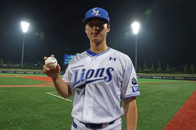 세이브 기념구를 들고 있는 이호성. /사진=삼성 라이온즈