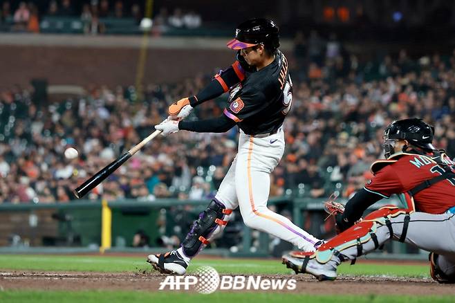 샌프란시스코 자이언츠 외야수 이정후가 14일(한국 시각) 애리조나 다이아몬드백스전에서 8회 스리런포를 때려내는 순간. /AFPBBNews=뉴스1