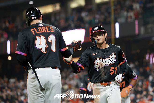 샌프란시스코 자이언츠 외야수 이정후(오른쪽)가 14일(한국 시각) 애리조나 다이아몬드백스전에서 8회 스리런포를 때려낸 뒤 윌머 플로레스와 함께 기쁨을 나누고 있다. /AFPBBNews=뉴스1
