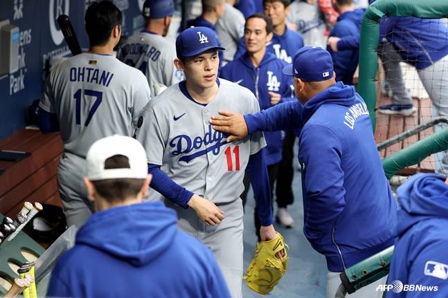 사사키(가운데)를 위로하는 로버츠 감독(오른쪽). /AFPBBNews=뉴스1