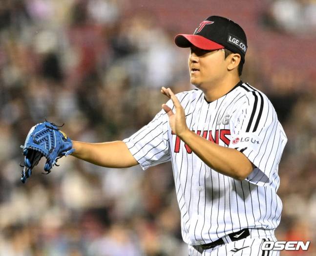 LG 송승기가 14일 잠실 키움전서 역투하고 있다.