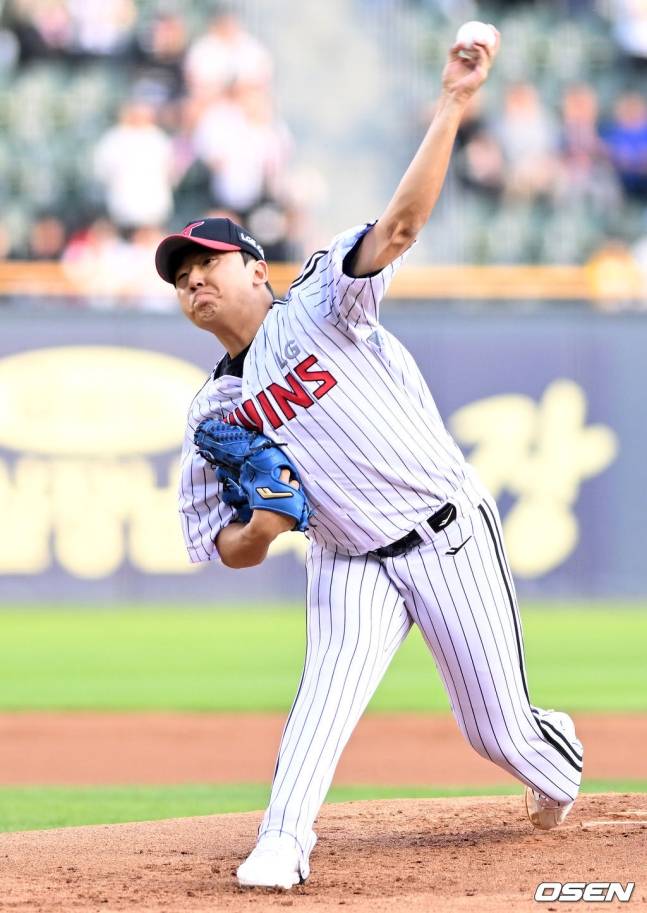 LG 송승기가 14일 잠실 키움전서 역투하고 있다.