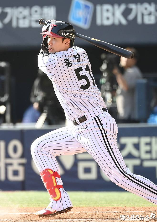 LG 외야수 홍창기는 13일 잠실구장에서 열린 '2025 신한 SOL Bank KBO 리그' 키움과 주중 3연전 첫 번째 경기에서 1번타자 우익수로 선발 출전했다. 홈런포를 포함해 3타점으로 공격에 활력을 불어넣었으나 경기 종료 직전 수비 과정에서 다쳐 구급차를 타고 병원으로 후송됐다. 엑스포츠뉴스 DB
