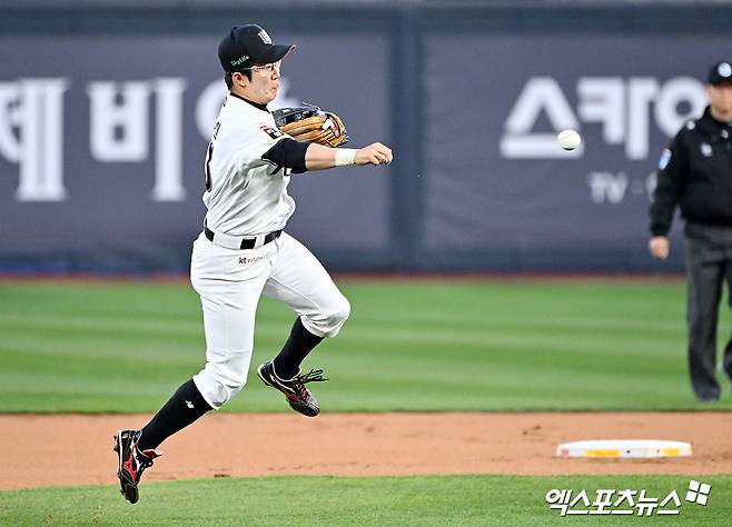 KT 위즈 내야수 허경민이 경기에서 수비하고 있다. 엑스포츠뉴스 DB