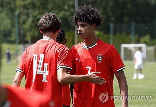 포르투갈 U-15 대표팀의 호날두 주니어가 14일(한국시간) 크로아티아에 있는 스페티 마르틴 나 무리에서 열린 일본과 2025 블라트코 마르코비치 국제 친선 대회 1차전에서 교체 투입됐다.&nbsp;3-0으로 앞서던 후반 9분 공격수로 교체 출전한 호날두 주니어는 공격 포인트는 없었지만, 일본에게 4-1 대승을 거뒀다. 호날두 주니어는 포르투갈 U-15 대표팀 데뷔전을 치르는 역사적인 날을 맞았다.&nbsp;연합뉴스