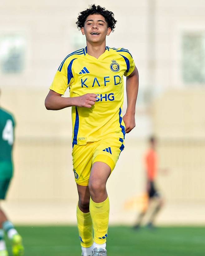 포르투갈 U-15 대표팀의 호날두 주니어가 14일(한국시간) 크로아티아에 있는 스페티 마르틴 나 무리에서 열린 일본과 2025 블라트코 마르코비치 국제 친선 대회 1차전에서 교체 투입됐다.&nbsp;3-0으로 앞서던 후반 9분 공격수로 교체 출전한 호날두 주니어는 공격 포인트는 없었지만, 일본에게 4-1 대승을 거뒀다. 호날두 주니어는 포르투갈 U-15 대표팀 데뷔전을 치르는 역사적인 날을 맞았다.&nbsp;알나스르