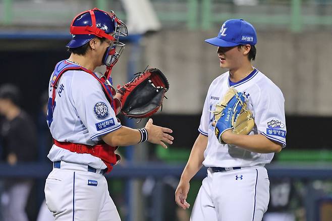 왼쪽부터 삼성 라이온즈 강민호와 이호성. 13일 포항 KT 위즈전에서 승리 후 기뻐하고 있다. 삼성 라이온즈