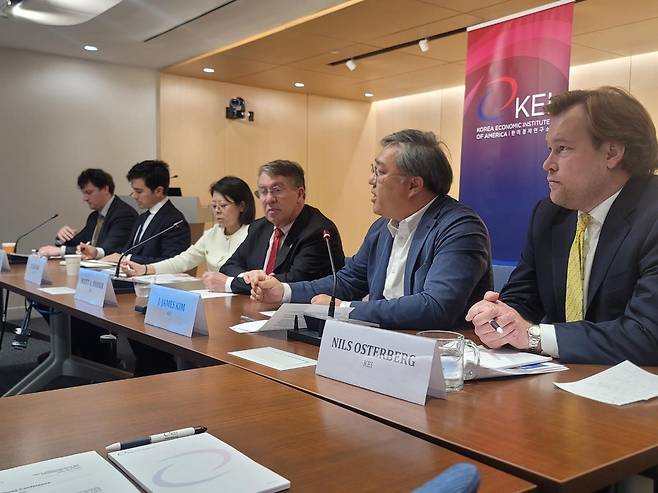 한미경제연구소(KEI) 기자 간담회   (워싱턴=연합뉴스) 조준형 특파원 = 미국 싱크탱크인 한미경제연구소(KEI) 주최 기자 간담회가 13일(현지시간) 워싱턴 DC의 KEI 회의실에서 열렸다.
  앨런 김 KEI 국장(왼쪽에서 3번째)은 "한국이 대만에서 비상 사태와 같은 상황 발생시 연루되는 것을 피하기가 점점 더 어려워질 것"이라고 전망했다.  2025.5.14 jhcho@yna.co.kr