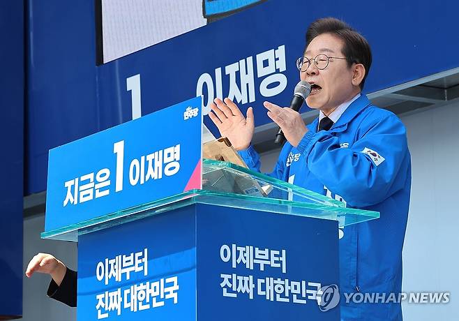 '보수 텃밭' 찾아 지지 호소하는 이재명 후보 (구미=연합뉴스) 김주성 기자 = 더불어민주당 이재명 대선 후보가 '보수의 텃밭'으로 불리는 대구·경북(TK) 지역 유세에 나선 13일 경북 구미시 구미역광장에서 시민들에게 지지를 호소하고 있다. 2025.5.13 [공동취재] utzza@yna.co.kr