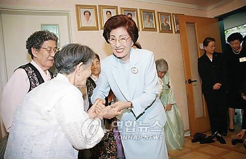 어버이날 요양원 찾은 이희호 여사  (서울=연합뉴스) 박창기 기자 = 대통령 부인 이희호 여사가 어버이날을 앞두고 서울 송파구 마천동 소재 노인복지시설 청암노인요양원을 방문, 이 요양원에 거주하는 할머니들을 위로하고 있다. 1999.5.7