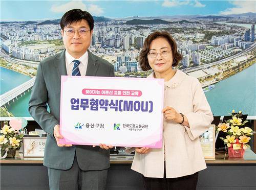 용산구-한국도로교통공단 업무협약 박희영 용산구청장과 나재필 한국도로교통공단 서울지역본부장이 지난 13일 용산구청에서 '찾아가는 어르신 교통안전 교육 업무협약'을 체결했다. [용산구 제공. 재판매 및 DB 금지]