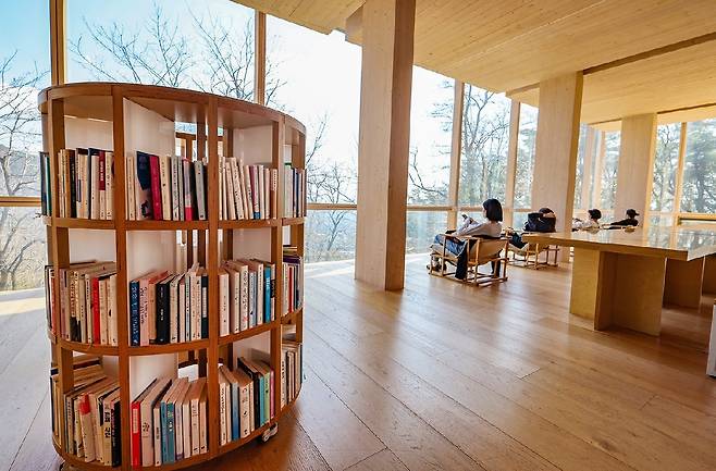 숲속쉼터에서 휴식하는 시민 [사진/임헌정 기자]