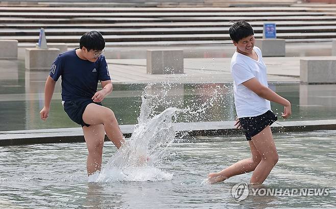 물놀이로 더위 식히기 (서울=연합뉴스) 김인철 기자 = 초여름의 날씨로 낮 최고기온이 20∼29도를 보인 13일 서울 영등포구 여의도물빛광장에서 현장체험학습을 마친 중학생들이 물놀이를 하며 더위를 식히고 있다. 2025.5.13 yatoya@yna.co.kr