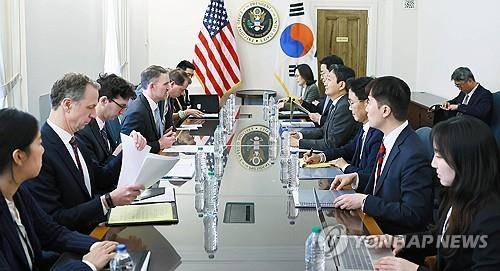 안덕근 장관과 미국 무역대표부 대표 면담 (서울=연합뉴스) 안덕근 산업통상자원부 장관이 지난달 24일(현지시간) 미국 워싱턴DC 무역대표부(USTR) 회의실에서 제이미슨 그리어 미국 무역대표부 대표와 면담하고 있다. 2025.4.25 [산업통상자원부 제공. 재판매 및 DB 금지] photo@yna.co.kr