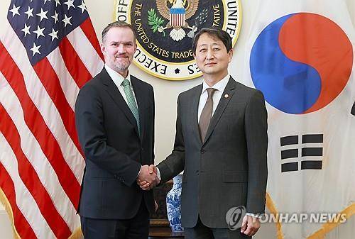 안덕근 산업부 장관, 미국무역대표부 대표 면담 (서울=연합뉴스) 안덕근 산업통상자원부 장관이 지난 3월 28일(현지시간) 미국 워싱턴DC 미국무역대표부(USTR) 회의실에서 제이미슨 그리어 USTR 대표와 기념 촬영하고 있다. 2025.3.1 [산업통상자원부 제공. 재판매 및 DB 금지] photo@yna.co.kr