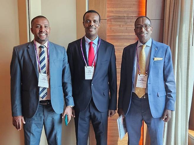 최근 방한한 에티오피아 정부 관계자 한국지질자원연구원과 산업통상자원부, 외교부가 공동 주관한 '2025 핵심광물 국제포럼' 참석차 최근 방한한 아만 아세파 센베토 에티오피아 도시인프라부 정책담당 국장(가운데)이 데시 달케 두카모 주한 에티오피아 대사(맨 왼쪽), 에셰투 이메누 회복력 있는 에티오피아를 위한 녹색연합(AGERE) 최고경영자(오른쪽) 등과 기념 촬영하고 있다. [주한 에티오피아대사관 제공. 재판매 및 DB 금지]