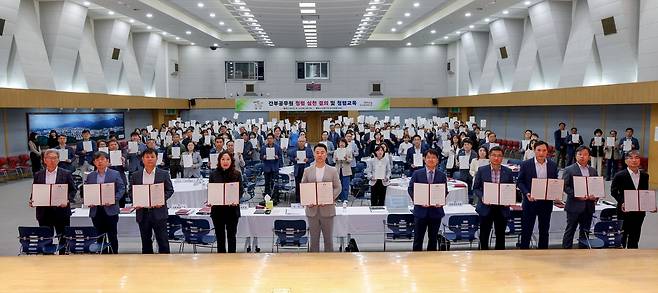 도봉구 청렴 실천 서약 및 결의대회 오언석 도봉구청장(가운데)과 팀장급 이상 260여명의 직원이 지난 13일 구청 선인봉홀에서 청렴 실천 서약문을 들고 사진을 찍고 있다. [도봉구 제공. 재판매 및 DB 금지]