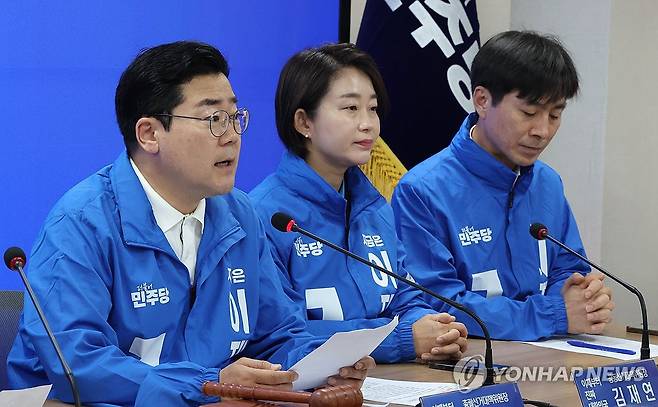 발언하는 박찬대 총괄선대위원장 (서울=연합뉴스) 이진욱 기자 = 더불어민주당 상임총괄선대위원장인 박찬대 원내대표가 14일 서울 여의도 민주당 중앙당사에서 열린 중앙선거대책위원회의에서 발언하고 있다. 2025.5.14 cityboy@yna.co.kr