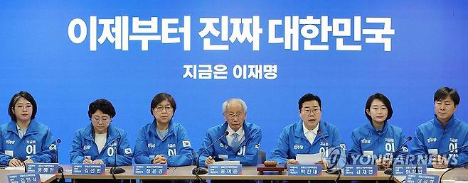 발언하는 박찬대 총괄선대위원장 (서울=연합뉴스) 이진욱 기자 = 더불어민주당 상임총괄선대위원장인 박찬대 원내대표가 14일 서울 여의도 민주당 중앙당사에서 열린 중앙선거대책위원회의에서 발언하고 있다. 2025.5.14 cityboy@yna.co.kr