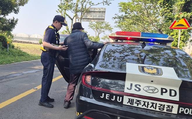 길 잃고 헤매던 70대 치매노인 구하는 제주자치경찰 [제주도자치경찰단 제공, 재판매 및 DB 금지]